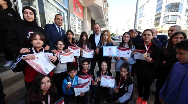 Mehmet Kasapoğlu İzmir’de Gençlik ve Spor projelerini anlattı